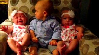 Мальчуган между двойняшками - смотреть видео (0:32)