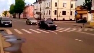 Пешеход наказал лихача - смотреть видео (0:24)