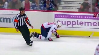 Хоккеист потерял лезвие конька - смотреть видео (0:13)