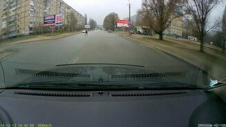 Водитель помог детям перейти дорогу - смотреть видео (0:22)