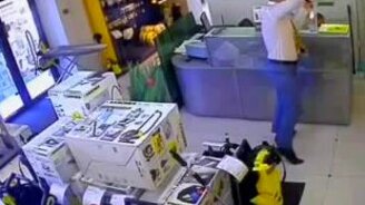 Как развлекаются менеджеры магазинов - смотреть видео (1:09)