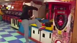 Здорово вдарил по автомату - смотреть видео (0:13)