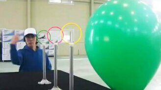 Мастер метания визиток - смотреть видео (2:14)