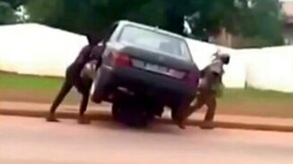 Два человека перевозят автомобиль - смотреть видео (0:10)