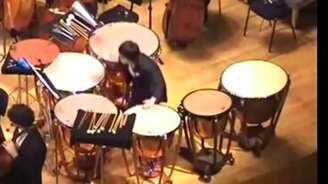 Барабанщик погрузился с головой в игру - смотреть видео (0:20)