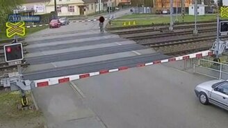 Как не надо переходить ж/д переезд - смотреть видео (1:37)