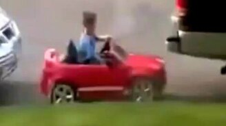 Мальчуган запарковал своё авто - смотреть видео (0:23)