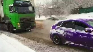 Легковушка тянет фуру - смотреть видео (0:27)