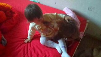 Малышка дружит с таксой - смотреть видео (0:12)