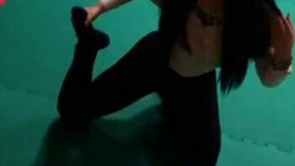 Вот это у девушки гибкость! - смотреть видео (0:08)