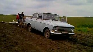 Боронят землю при помощи Москвича - смотреть видео (1:42)