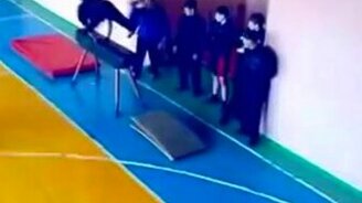 Неуклюжий физрук - смотреть видео (0:38)