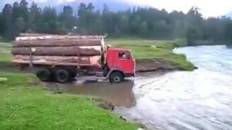 Лесовоз преодолевает реку - смотреть видео (0:52)