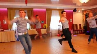 Танец русских парней - смотреть видео (2:54)