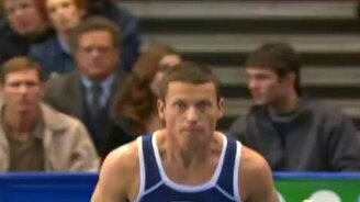 Незапланированный полёт гимнаста - смотреть видео (0:30)