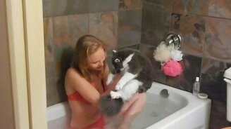 Девушка купается с кошкой - смотреть видео (2:16)