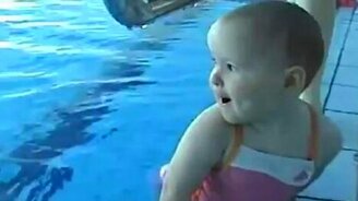 Малышка любит нырять - смотреть видео (3:06)