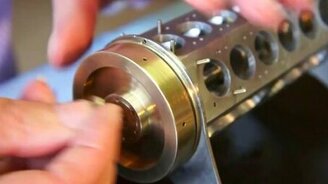 Сборка миниатюрного двигателя - смотреть видео (8:25)