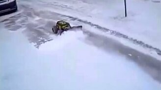 Игрушка-снегоуборщик - смотреть видео (1:40)