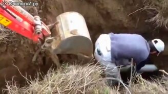 Шутник за рулём экскаватора - смотреть видео (0:12)