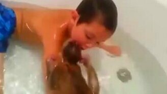 Мальчик купается с обезьянкой - смотреть видео (2:35)