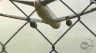 Посадка самолёта без шасси - смотреть видео (0:53)