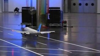 Игрушка-самолёт - смотреть видео (3:02)