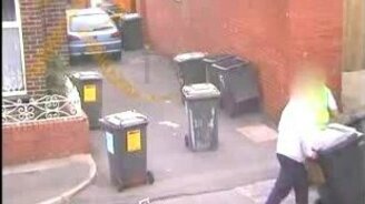 Отгородились мусором - смотреть видео (1:02)