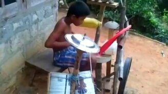 Молодой заядлый барабанщик - смотреть видео (1:11)