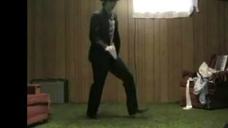 Отлично танцует - смотреть видео (4:00)