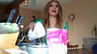 Блондинка с миксером - смотреть видео (0:39)