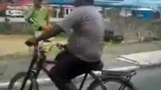 Велосипедист с газовым баллоном на голове - смотреть видео (0:47)