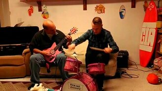 Оторвались на детских музыкальных инструментах - смотреть видео (1:31)