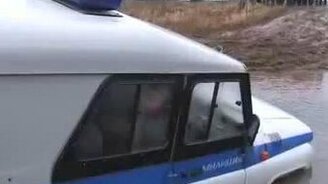 Как доставали УАЗ из грязной лужи - смотреть видео (6:32)