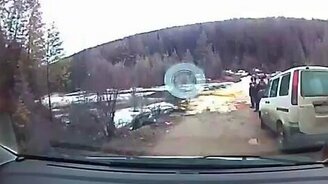 Рисковый переезд через бурную реку - смотреть видео (1:49)