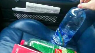 Вода в бутылке замерзает на глазах - смотреть видео (2:03)