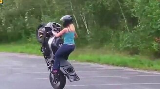 Девушка против мотоцикла - смотреть видео (0:21)