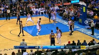 Ловкий бросок в корзину не глядя - смотреть видео (0:46)