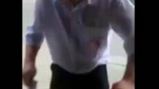 Лихо нарезал стейк - смотреть видео (0:27)