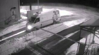 Если водительская дверь примёрзла... - смотреть видео (0:35)