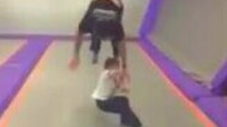 Опасный момент на батуте - смотреть видео (0:15)