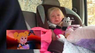 Эмоциональная девчушка смотрит мультик - смотреть видео (2:42)