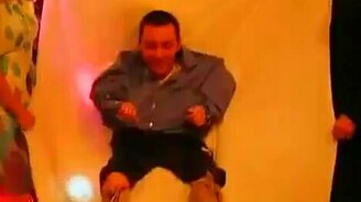 Смешной конкурс для жениха и невесты - смотреть видео (3:33)