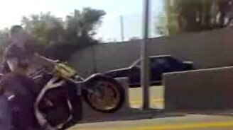 Супер мототрюк - смотреть видео (0:51)