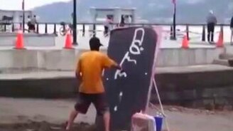 Портрет Брюса Ли к верху ногами - смотреть видео (2:06)