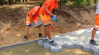 Быстрая укладка тротуарной плитки - смотреть видео (6:48)