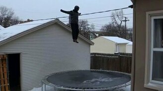 Прыжок на замёрзший батут - смотреть видео (0:55)