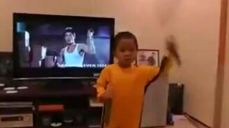 Мини копия Брюса Ли - смотреть видео (2:04)