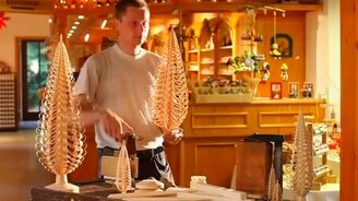 Стружечная деревянная ёлка - смотреть видео (4:08)