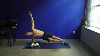 Коты помогают хозяину заниматься йогой - смотреть видео (0:56)